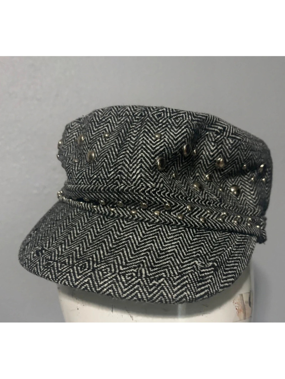Scalia pronto hat with studs